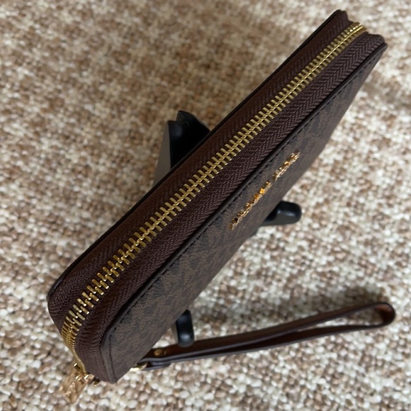 Michael Kors Jet Set Travel LG Flat MF Phone Case - Picture 2 of 16